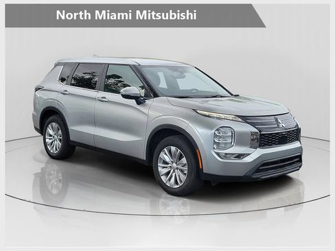 Used 2026 Mitsubishi Outlander ES FWD image 1