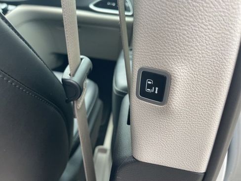 Used 2024 Chrysler Pacifica Touring-L image 33