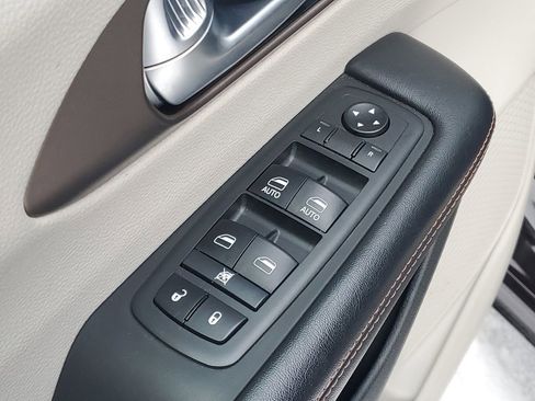 Used 2018 Chrysler Pacifica Touring-L image 10