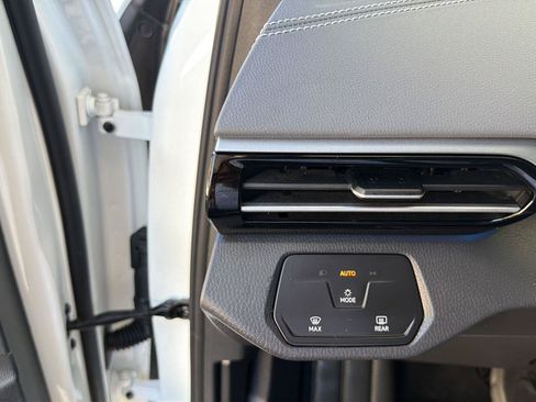 Certified 2024 Volkswagen ID.4 2WD image 21