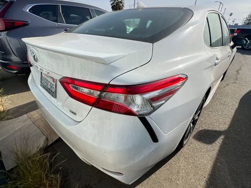 Used 2020 Toyota Camry SE image 4