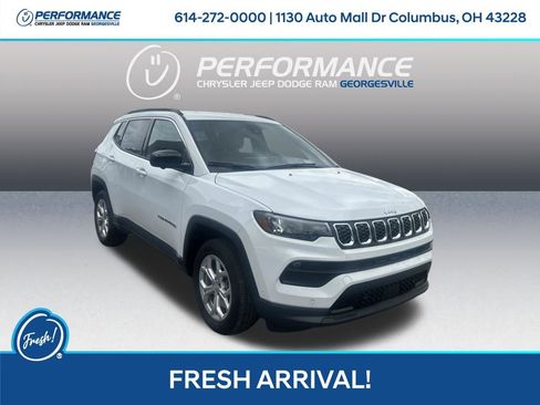 Used 2024 Jeep Compass Latitude w/ Convenience Group AWD/4WD image 1