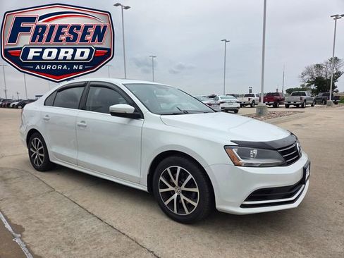 Used 2017 Volkswagen Jetta SE FWD image 3