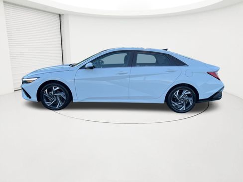Certified 2025 Hyundai Elantra Limited image 4