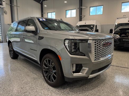 Used 2024 GMC Yukon XL Denali w/ Advanced Technology Package AWD/4WD image 4