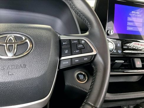 Used 2025 Toyota Highlander LE FWD image 9