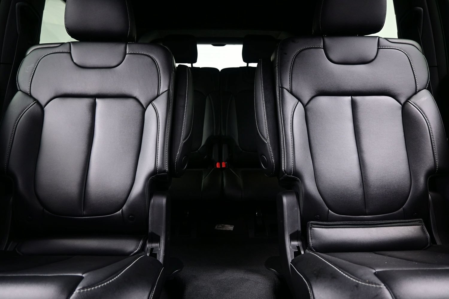 Used 2024 Jeep Grand Cherokee L Limited w/ Black Appearance Package AWD/4WD image 16