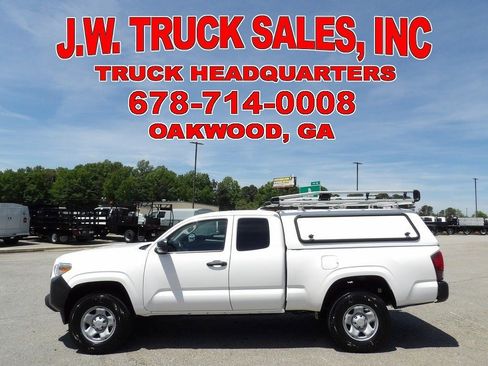 Used 2022 Toyota Tacoma SR RWD image 2