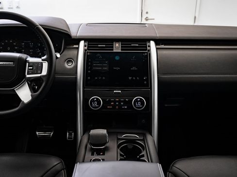 Certified 2024 Land Rover Discovery Metropolitan Edition image 31