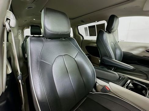 Used 2023 Chrysler Pacifica Limited FWD image 30