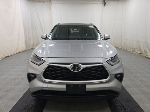 Used 2021 Toyota Highlander XLE FWD image 2