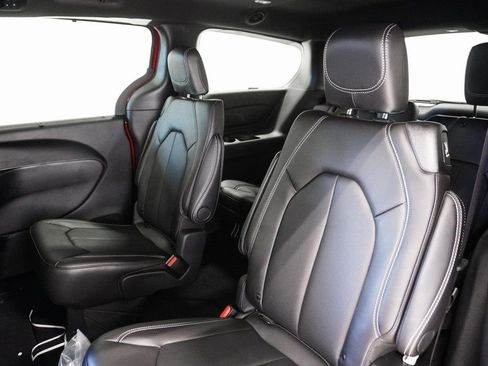 New 2026 Chrysler Pacifica Select image 14