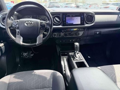 Used 2016 Toyota Tacoma TRD Off-Road AWD/4WD image 3