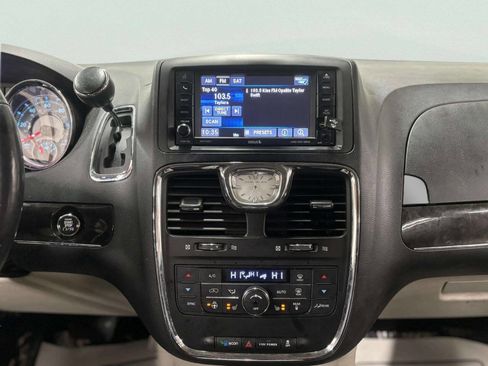 Used 2015 Chrysler Town & Country Touring-L w/ Driver Convenience Group image 25