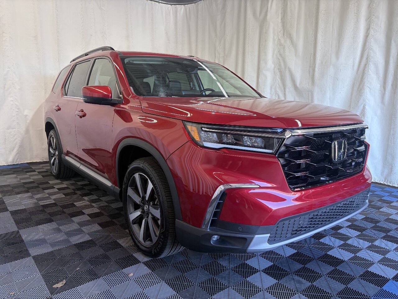 Used 2025 Honda Pilot Touring image 3