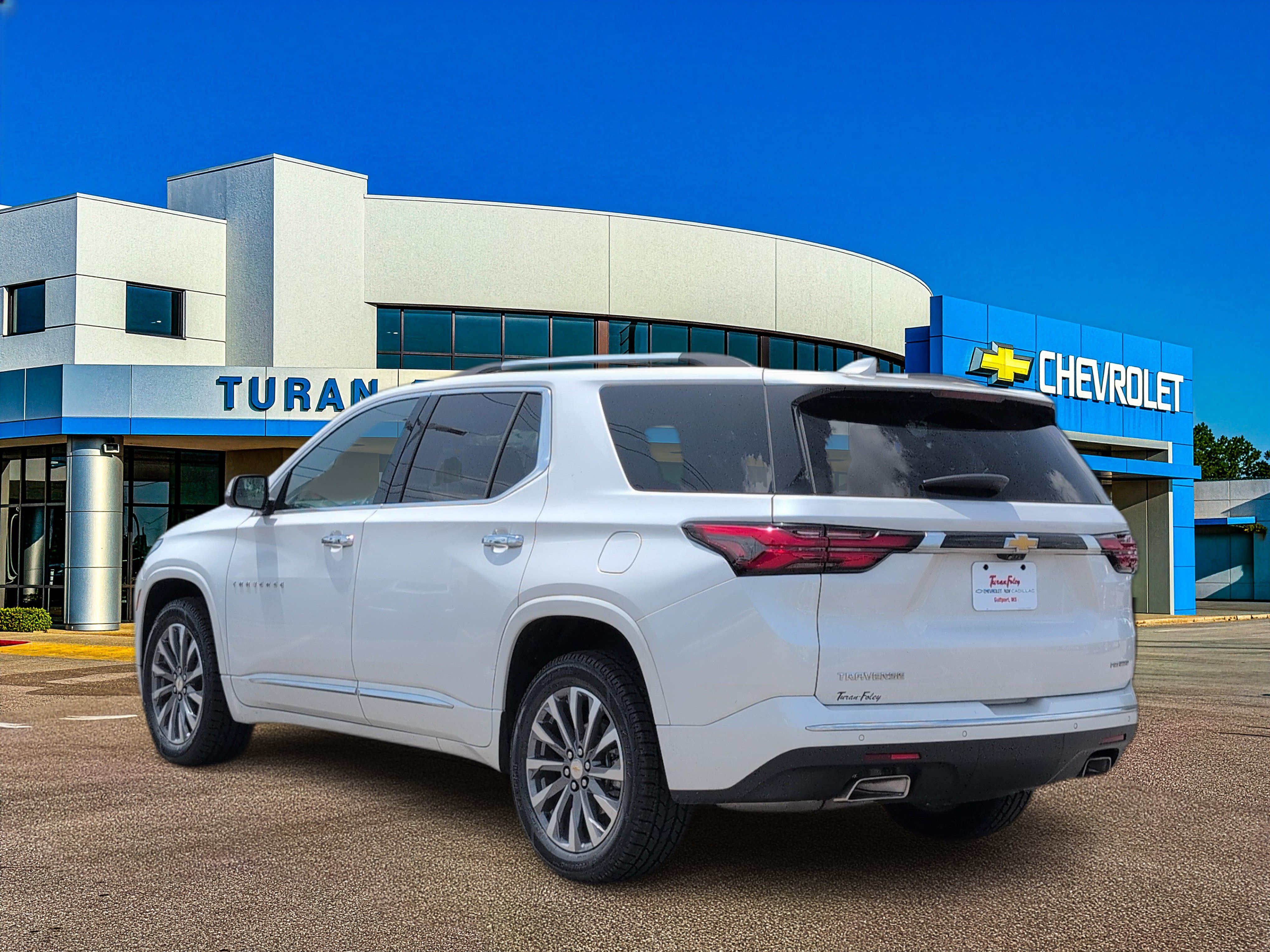 Used 2023 Chevrolet Traverse Premier FWD image 3
