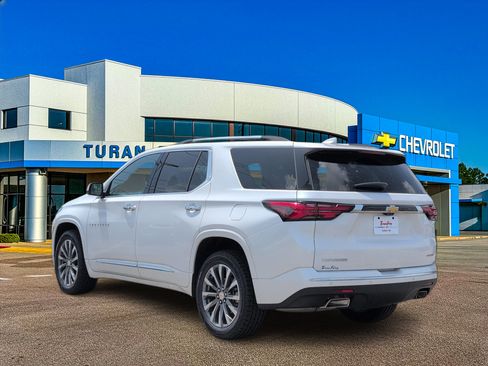 Used 2023 Chevrolet Traverse Premier FWD image 3
