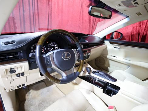 Used 2015 Lexus ES 350 w/ Luxury Package FWD image 12