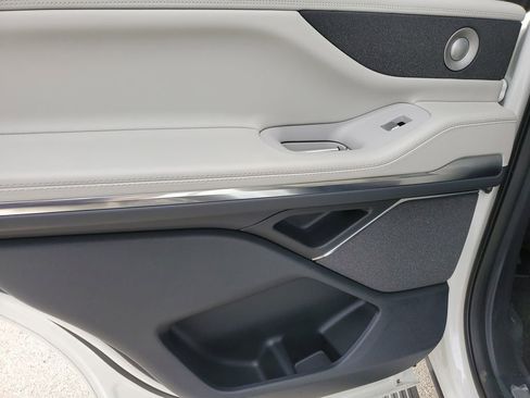 New 2025 Lincoln Navigator Reserve AWD/4WD image 9