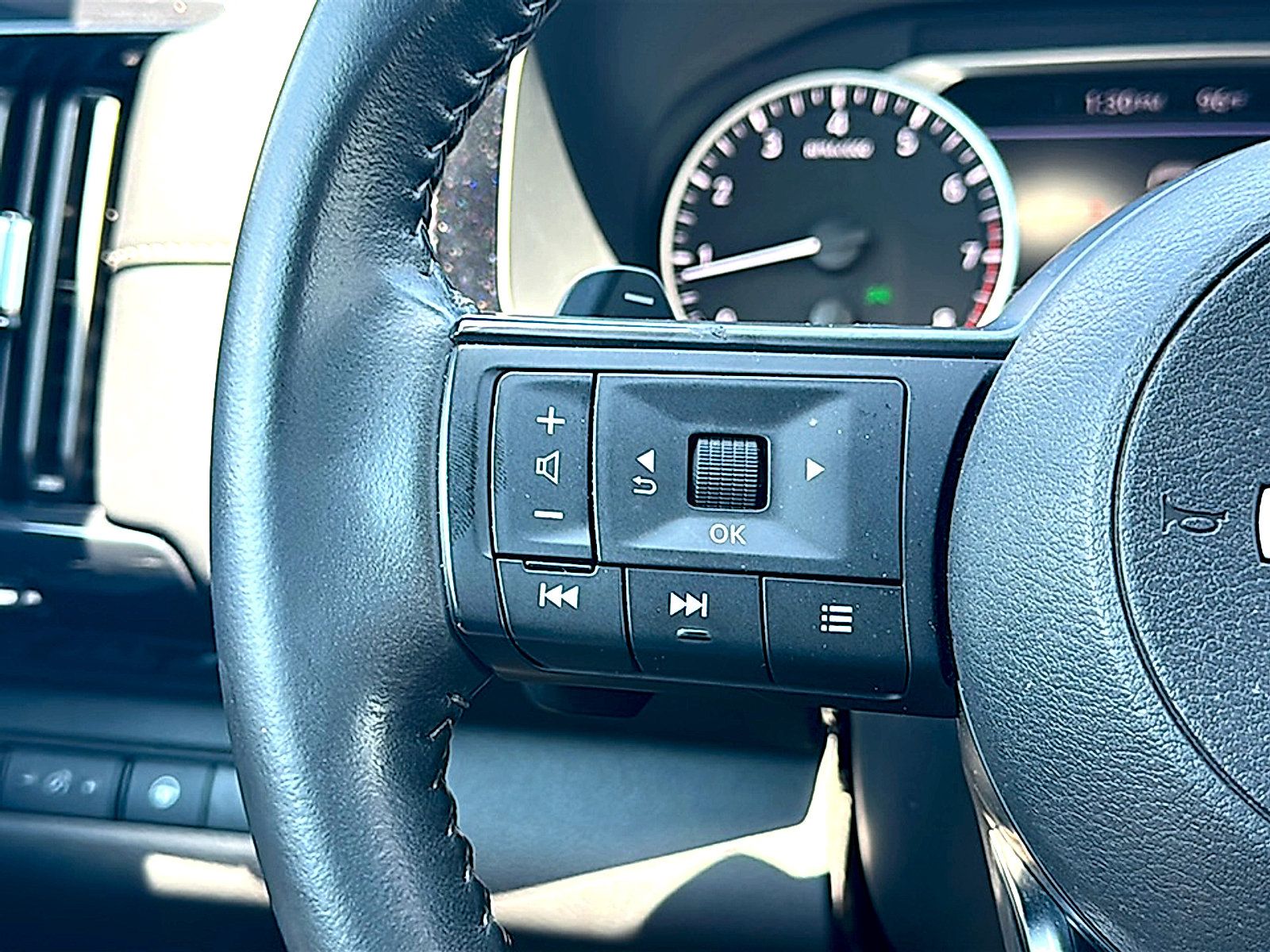 Used 2024 Nissan Pathfinder SV FWD image 31
