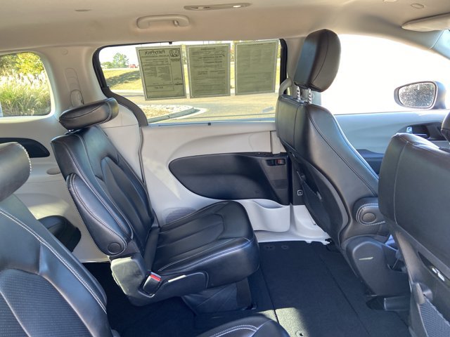 Used 2023 Chrysler Pacifica Touring-L FWD image 21