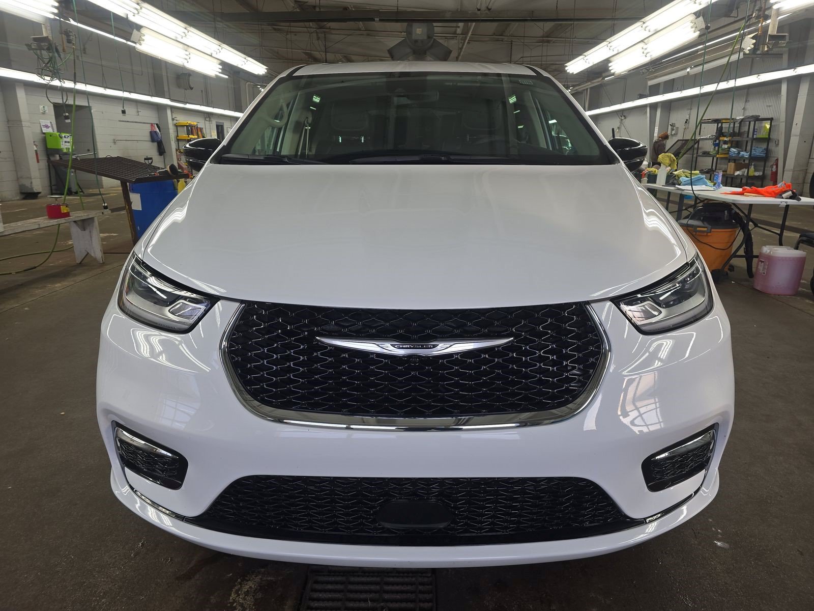 Used 2024 Chrysler Pacifica Touring-L FWD image 3