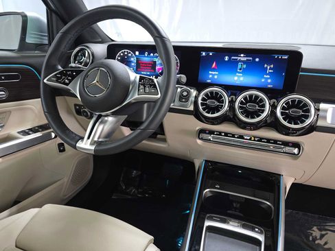 Used 2026 Mercedes-Benz GLB 250 4MATIC image 11