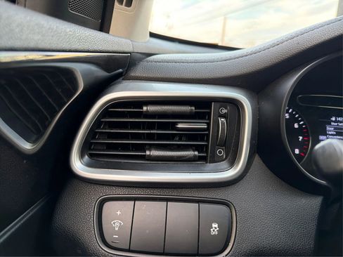 Used 2019 Kia Sorento L image 17