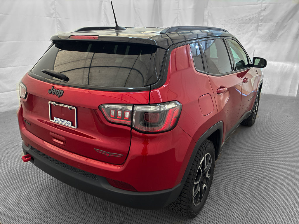 Used 2025 Jeep Compass Trailhawk AWD/4WD image 7