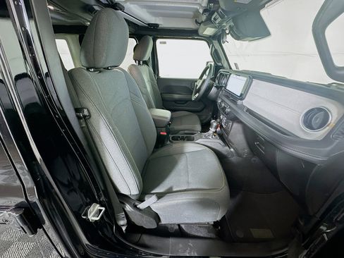 Used 2025 Jeep Wrangler Sahara image 31