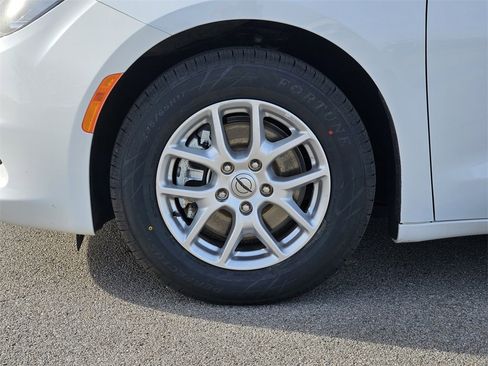 Used 2023 Chrysler Voyager LX image 8