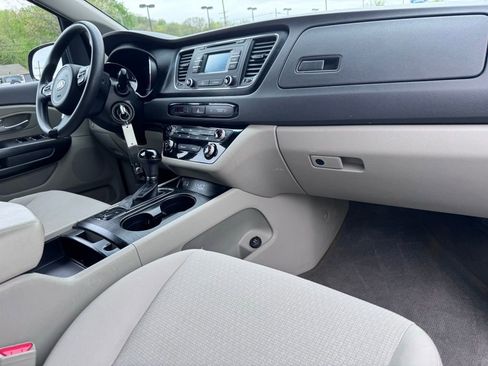 Used 2016 Kia Sedona LX w/ LX Convenience Package FWD image 17