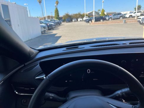 Used 2025 Buick Envista Sport Touring image 34