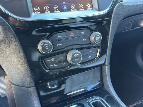 Used 2018 Chrysler 300 S image 15