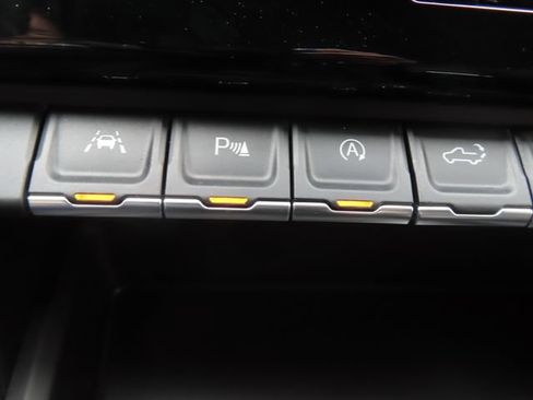 Certified 2025 GMC Sierra 1500 AT4 w/ AT4 Premium Package AWD/4WD image 38