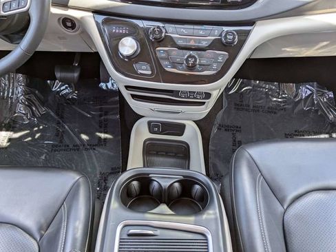 Used 2023 Chrysler Pacifica Touring-L FWD image 22