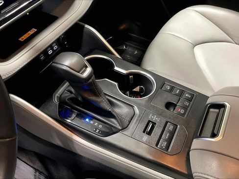 Used 2023 Toyota Highlander XLE AWD/4WD image 17