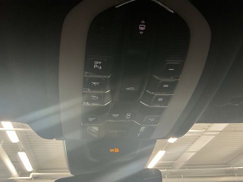 Used 2020 Porsche Macan Turbo image 24