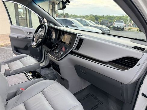 Used 2015 Toyota Sienna XLE Premium FWD image 12