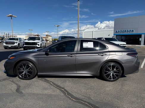 Used 2022 Toyota Camry SE w/ Carpet Mat Package (TMS) image 9