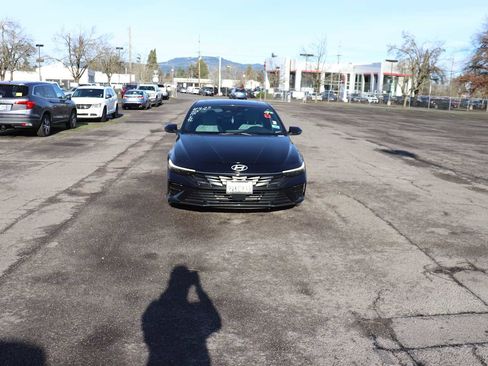Used 2025 Hyundai Elantra Limited image 2
