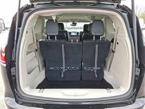 Used 2024 Chrysler Pacifica Touring-L image 27