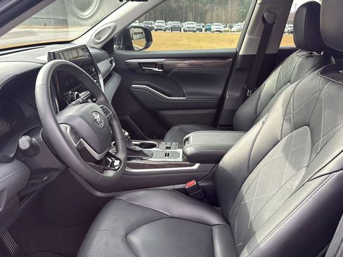 Used 2024 Toyota Highlander Platinum image 13