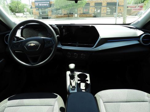 Used 2025 Chevrolet Trax LS w/ LS Convenience Package FWD image 21