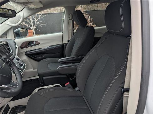 Used 2024 Chrysler Voyager LX image 29