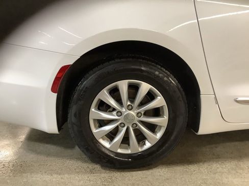 Used 2019 Chrysler Pacifica Touring-L image 12