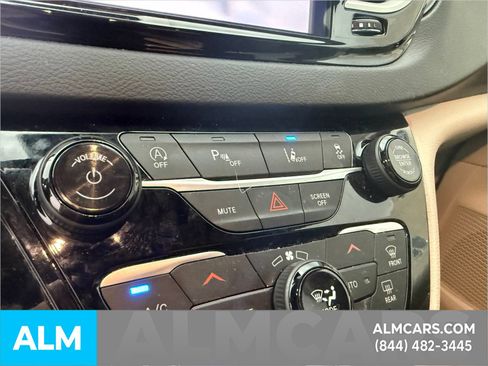 Used 2023 Chrysler Pacifica Touring-L FWD image 18