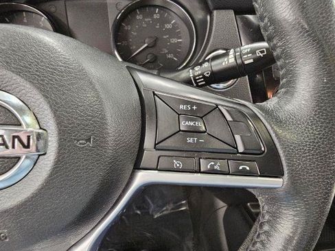 Used 2017 Nissan Rogue SV AWD/4WD image 13