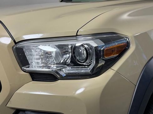 Used 2019 Toyota Tacoma TRD Off-Road AWD/4WD image 9