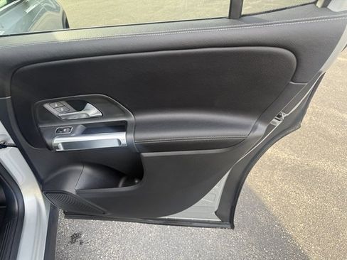 Used 2022 Mercedes-Benz GLB 250 4MATIC image 40